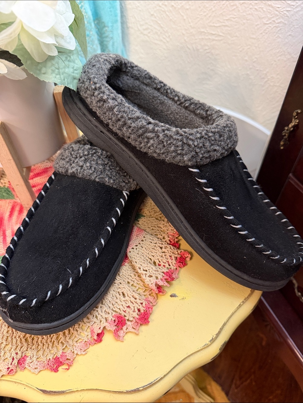 🛌🛌🛌3 for 12$🛌🛌🛌Men's Cozy Black Slip-On Slippers with Grey Cuff